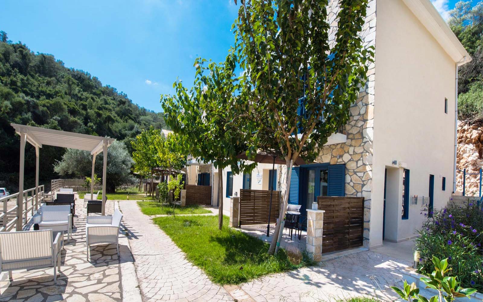 Ilianthos apartments & rooms